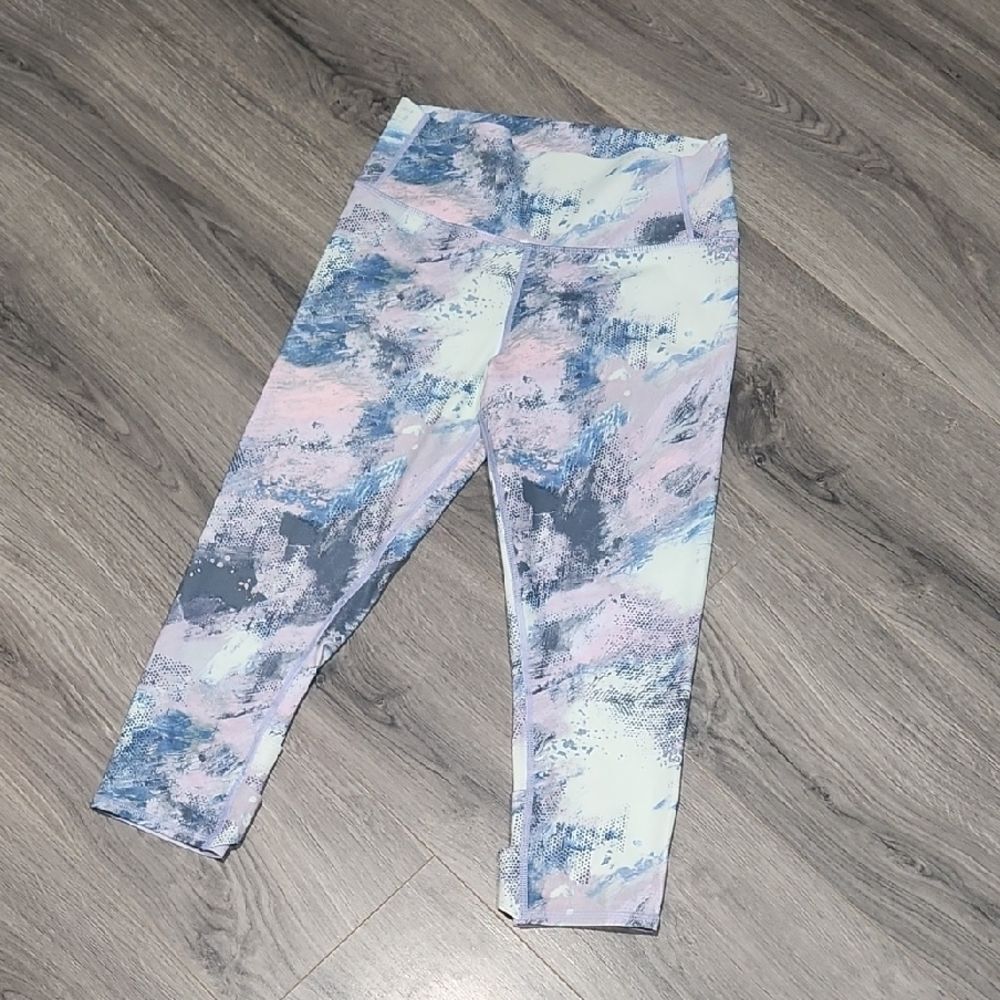 EUC All In MOTION Digital Pastel Paint Capri Leggings
